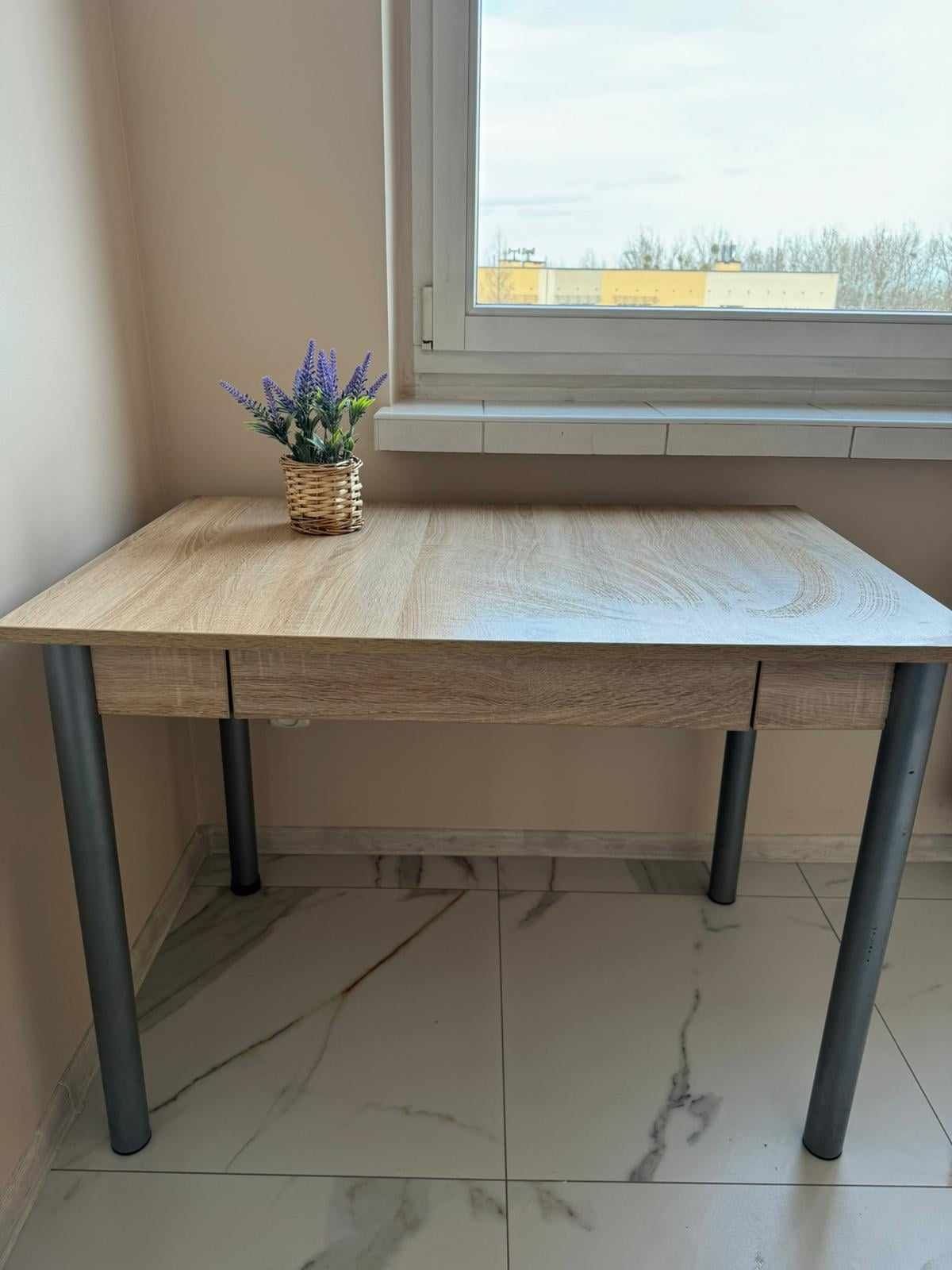 Stół kuchenny z dwoma krzesłami