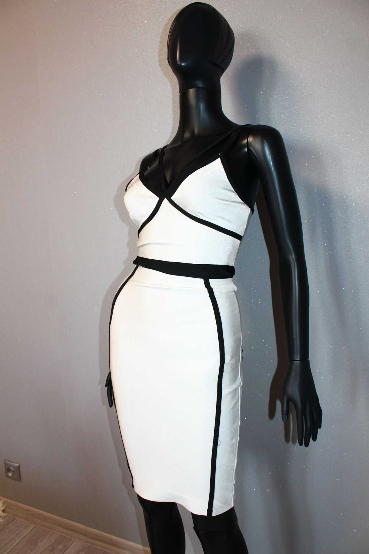 Стильное черно-белое молочное бандажное миди платье портупея xs