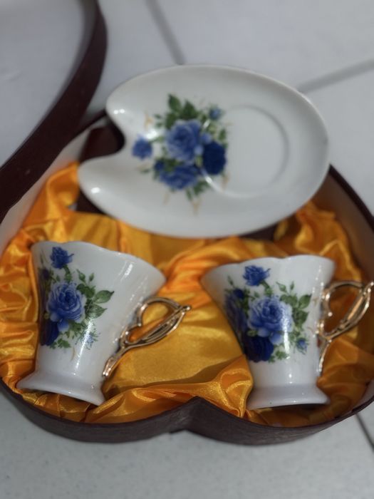 Chavenas de cafe com pires