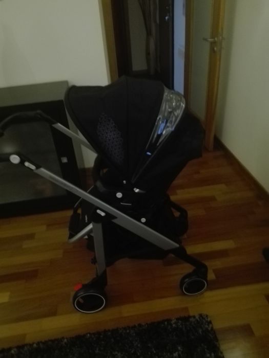 Carrinho de bebé e baby coke