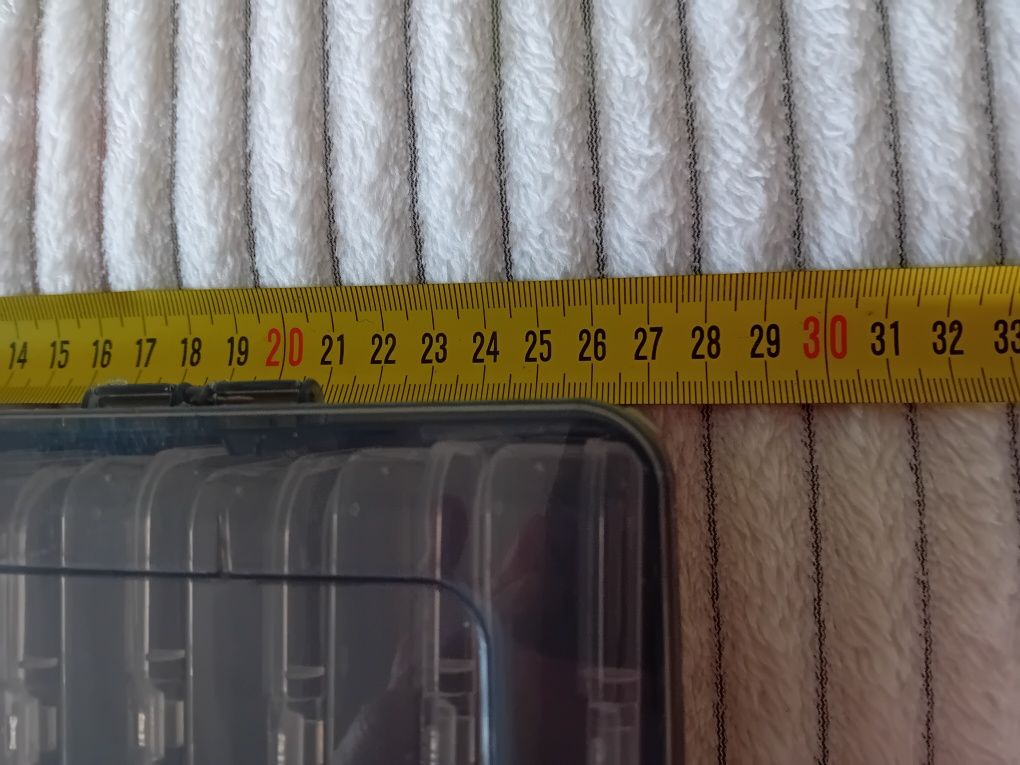 Plastikowy pojemnik z 26szt mniejszych do przechowywania.