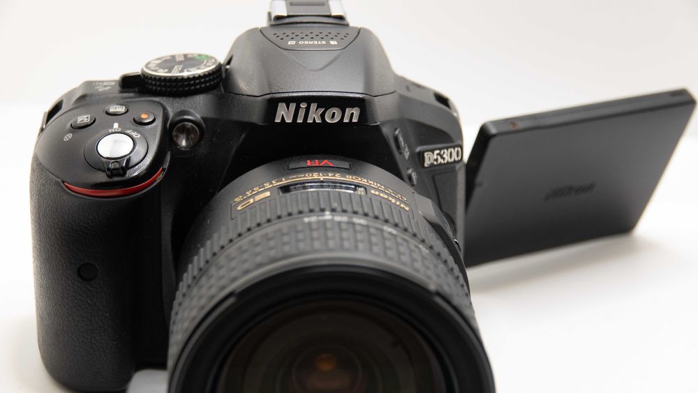 Camera Nikon 5300 com objetiva 24-120mm F 3.5 - 5.6 VR
