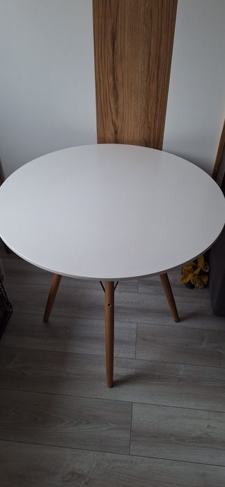 Stól biały okrągły