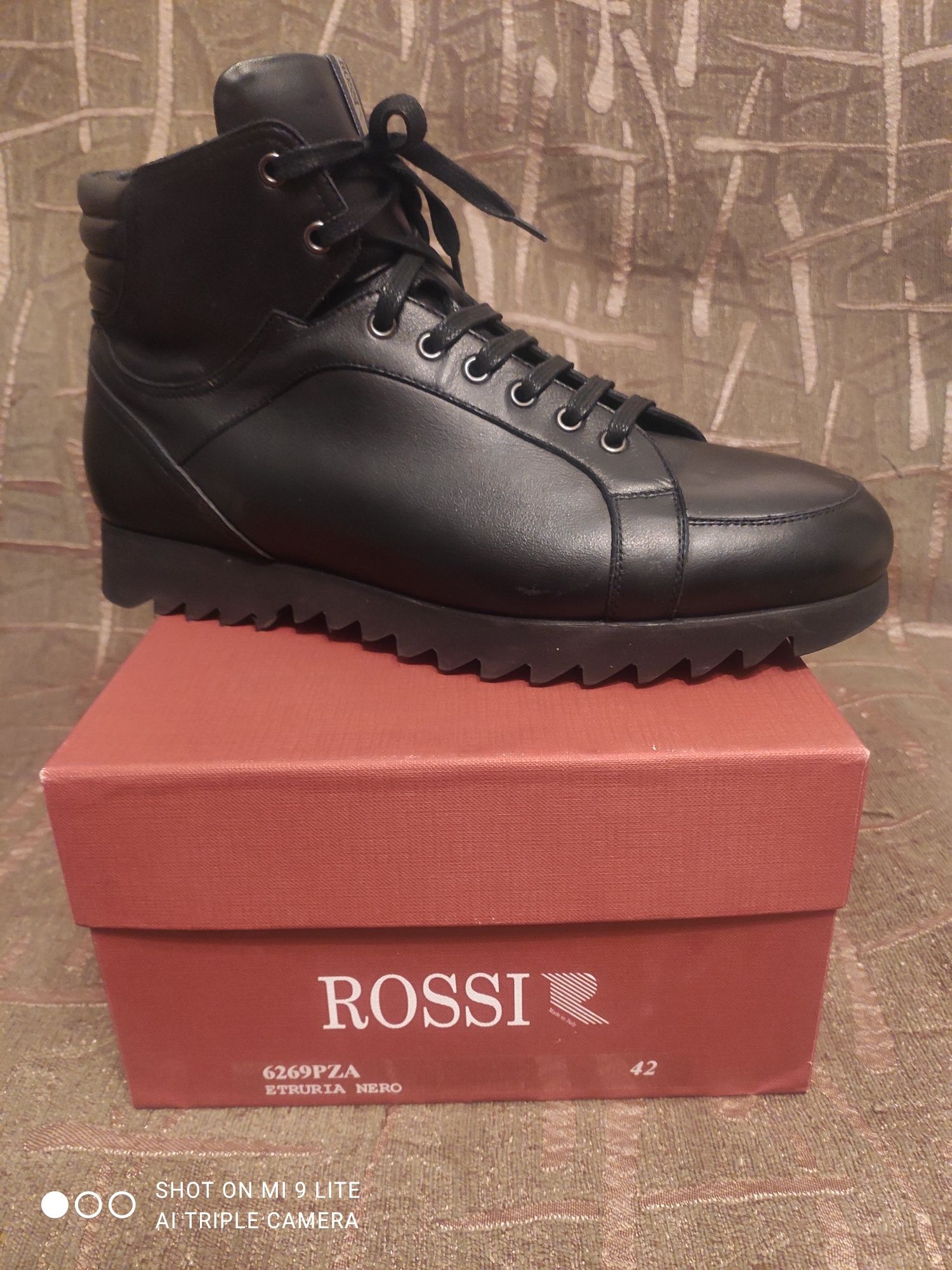 Новые  зимние мужские ботинки ROSSI. 42 р.. 3200 гр..