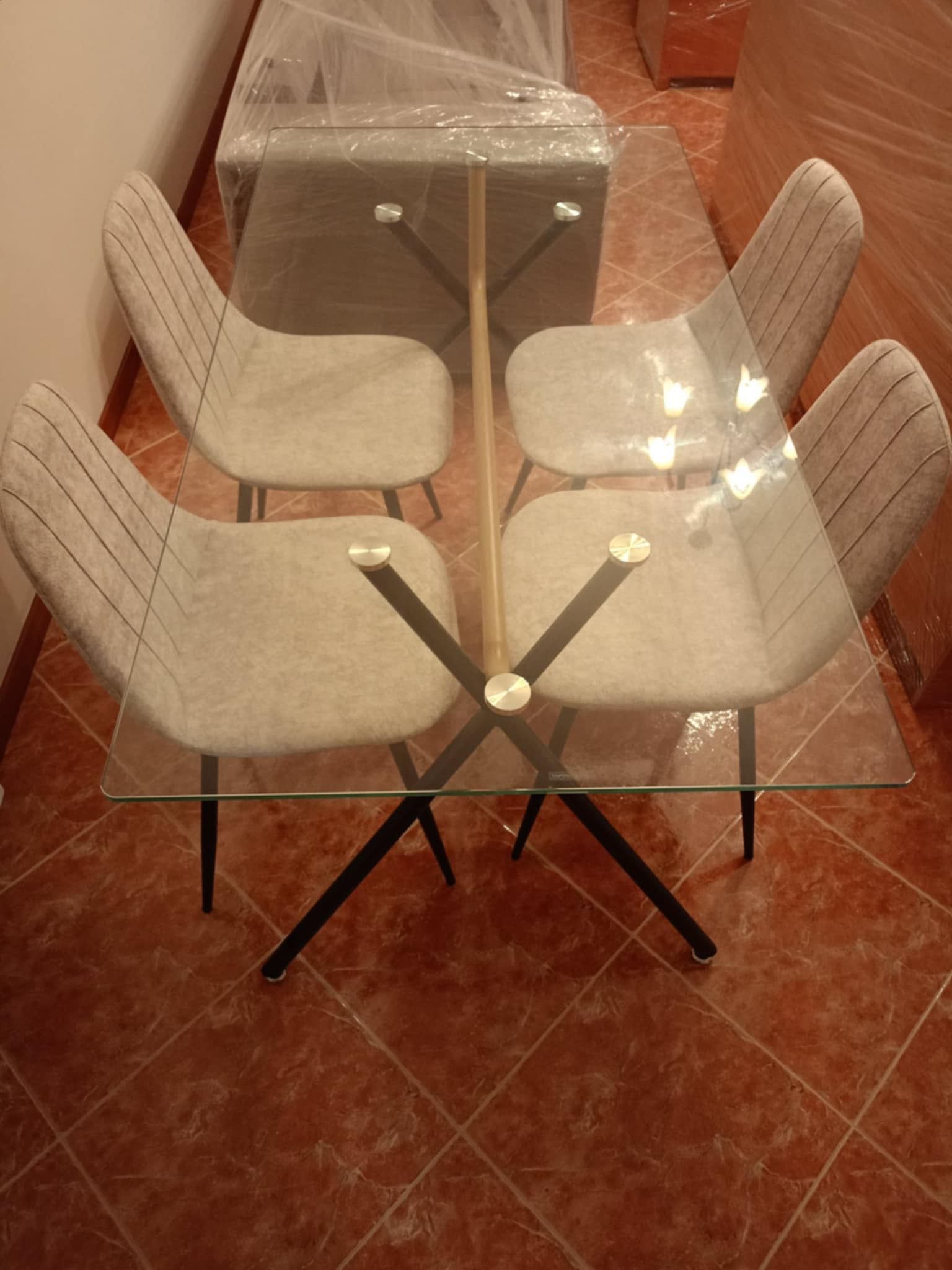 Mesa em vidro e 4 cadeiras
