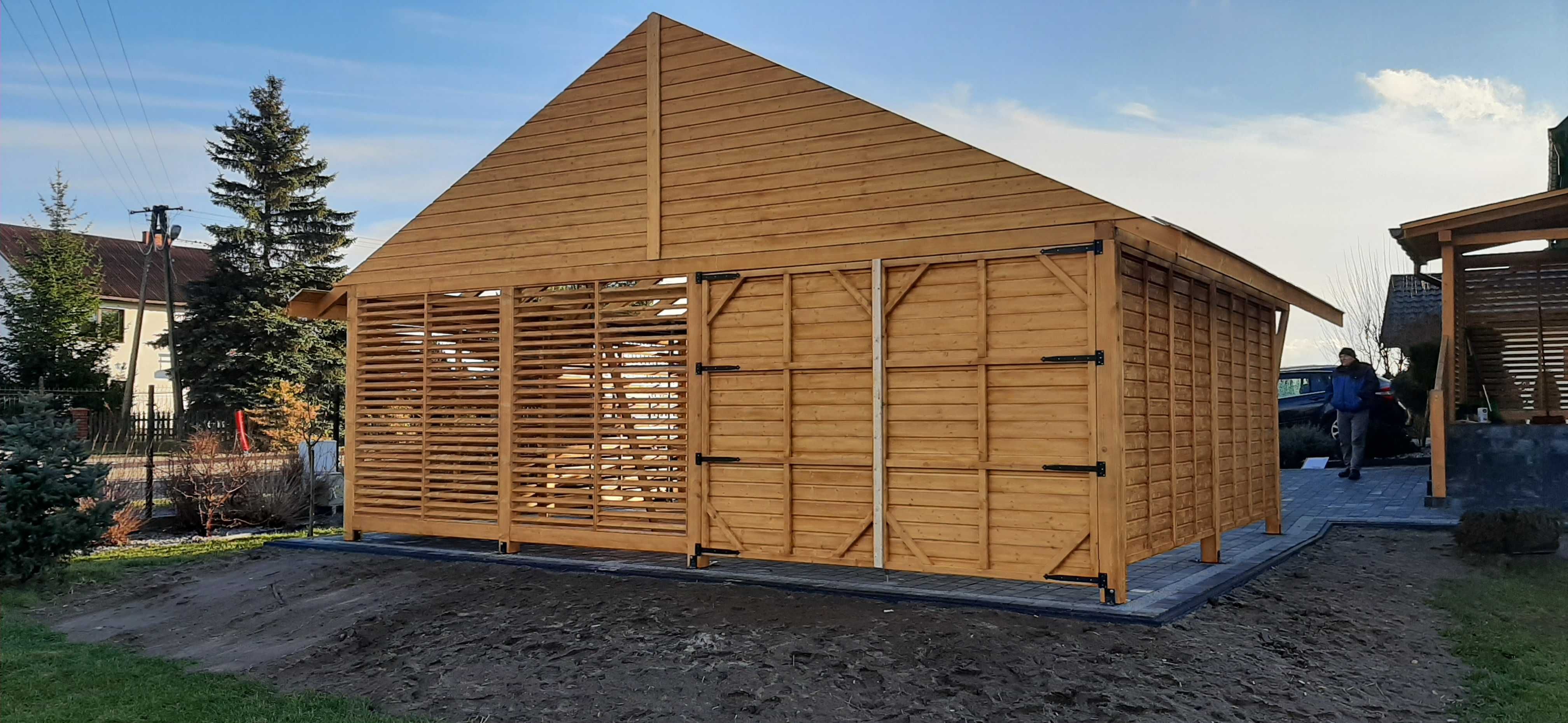 WIATA od ręki 3,5 × 7 orzech ciemny, słupy 14 × 14, kryta gontem