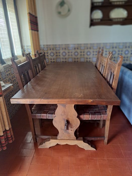 Mesa em madeira maciça com 6 cadeiras
