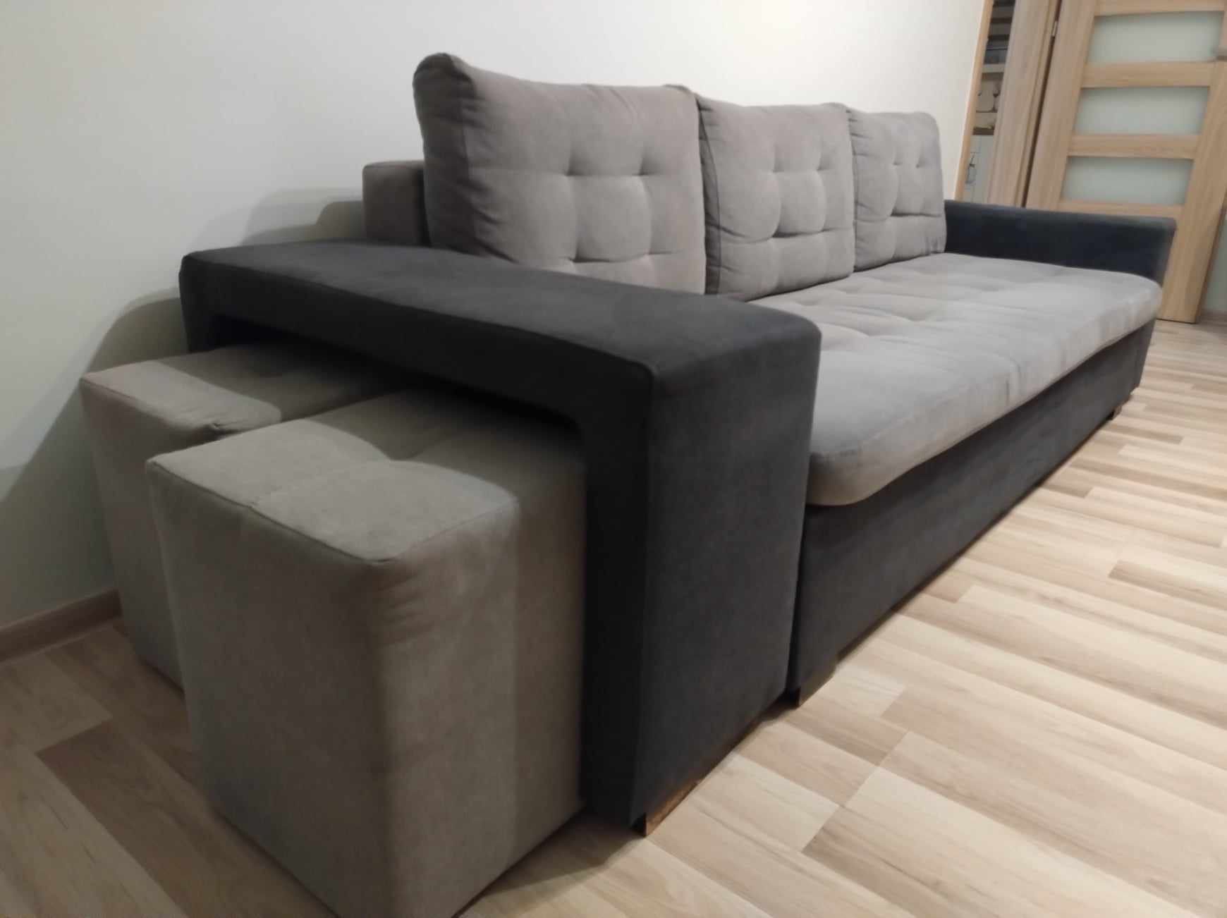 Szara sofa z pufami