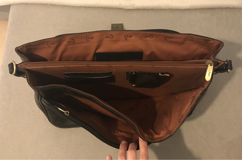 Mala em pele preta marca Malas Pimenta