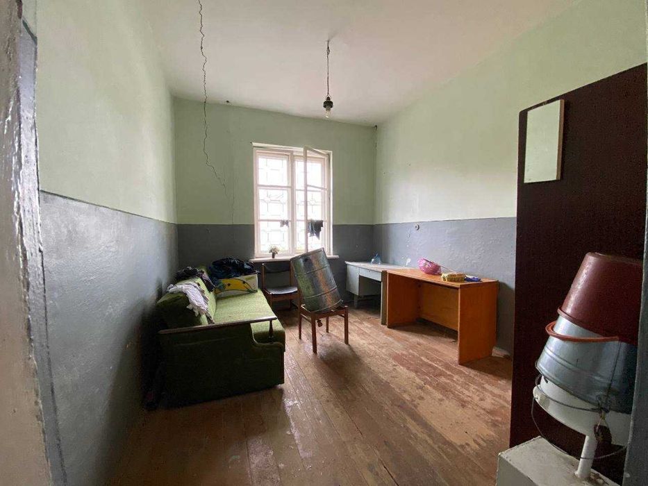 Приміщення 1230 м2 та земельна ділянка 0,35 га в с. Вістова