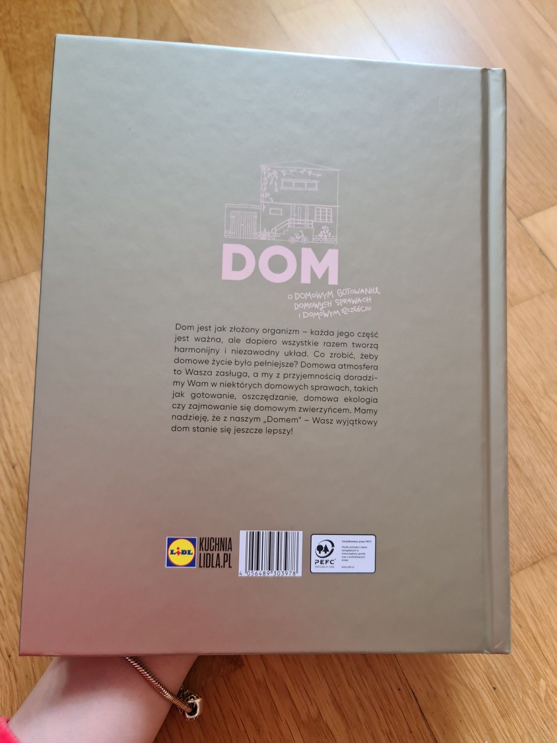Książka  DOM, o domowym gotowaniu, domowych sprawach i szczęściu