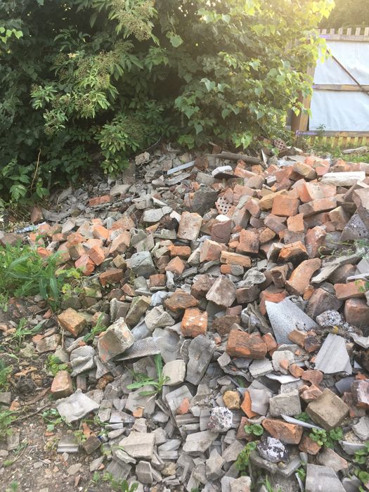 Бій старого кирпича з бетоном