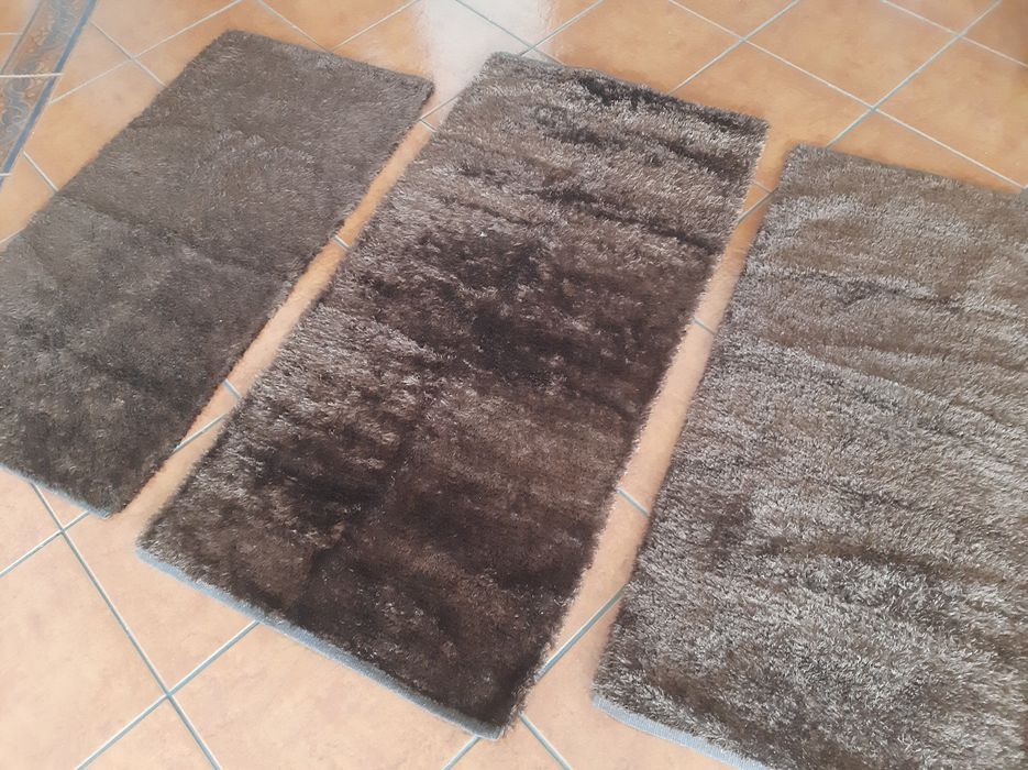 Conjunto de três tapetes castanhos