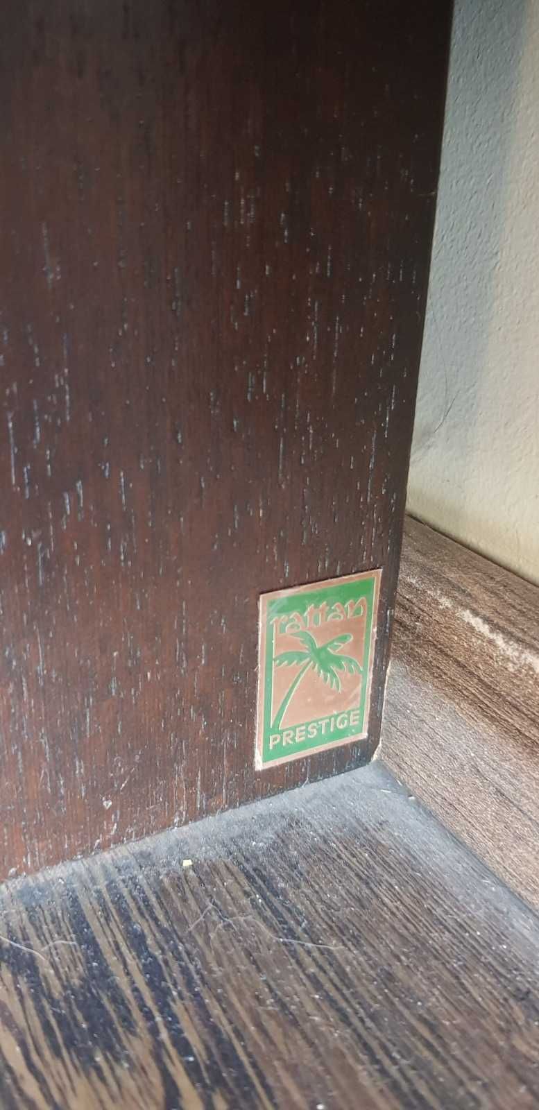 Stół z krzesłami i komodą
