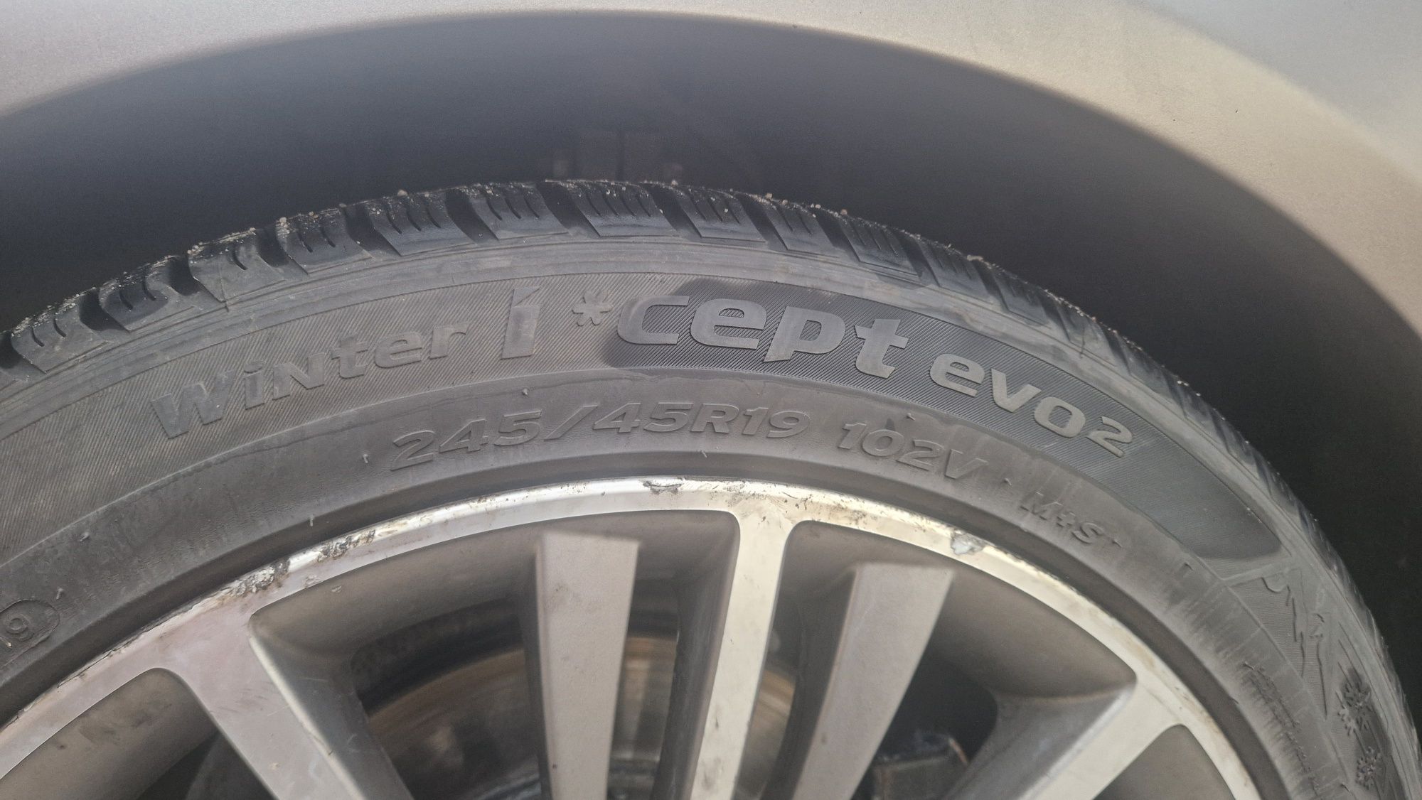 Opona  Hankook zimowa 245/45/19