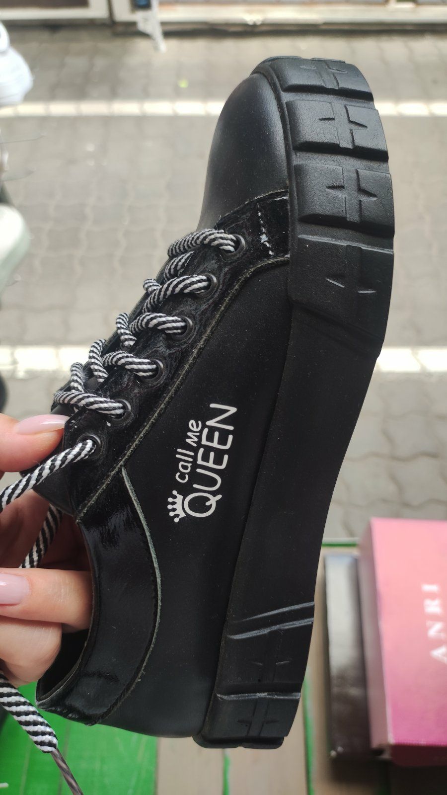 Жіноче взуття кросівки туфлі