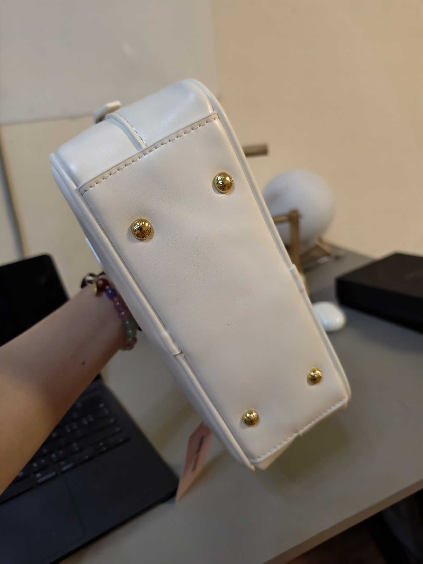 Miu Miu biała torba - letni must-have 2024