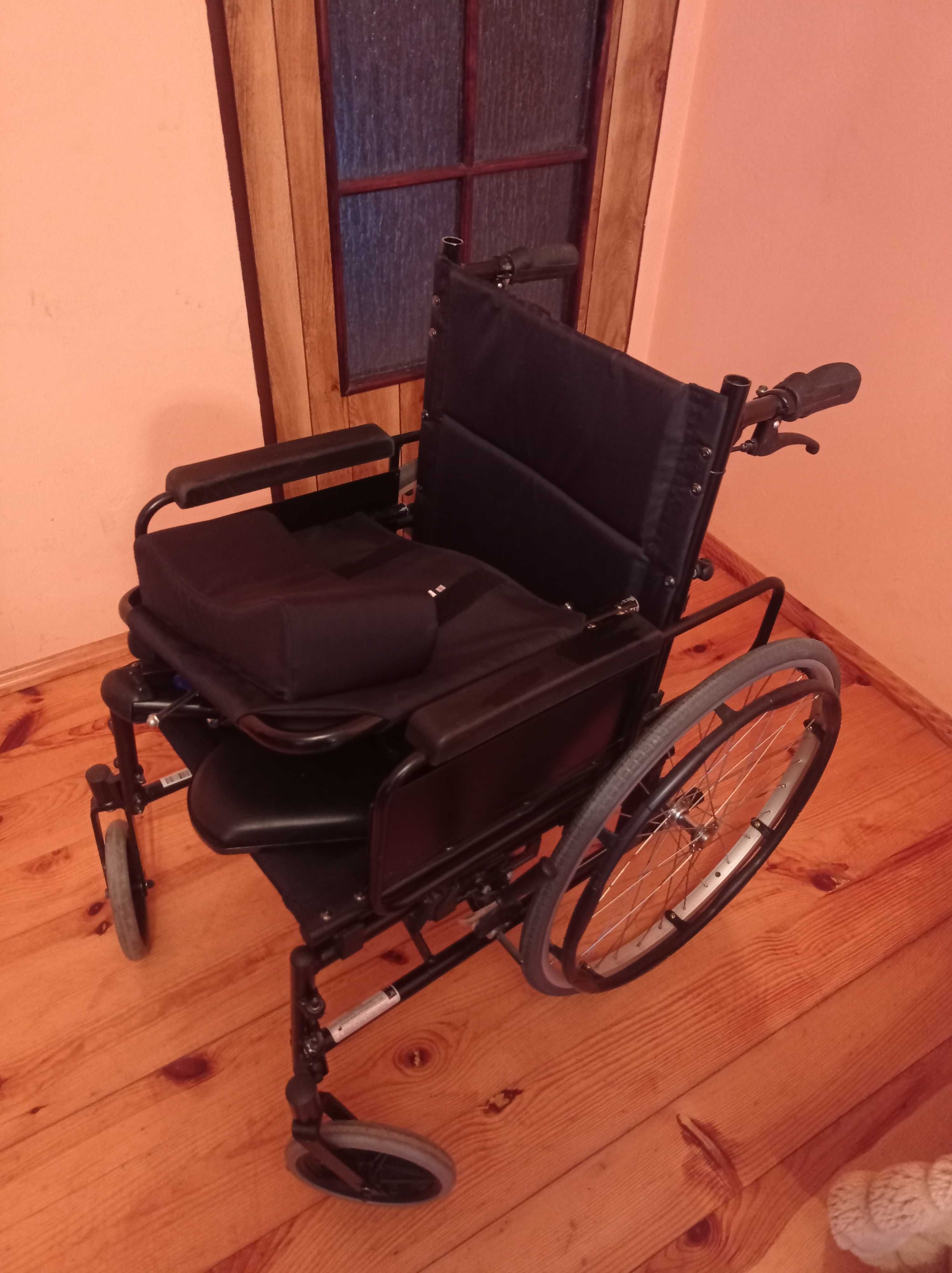 Wózek inwalidzki z zagłówkiem