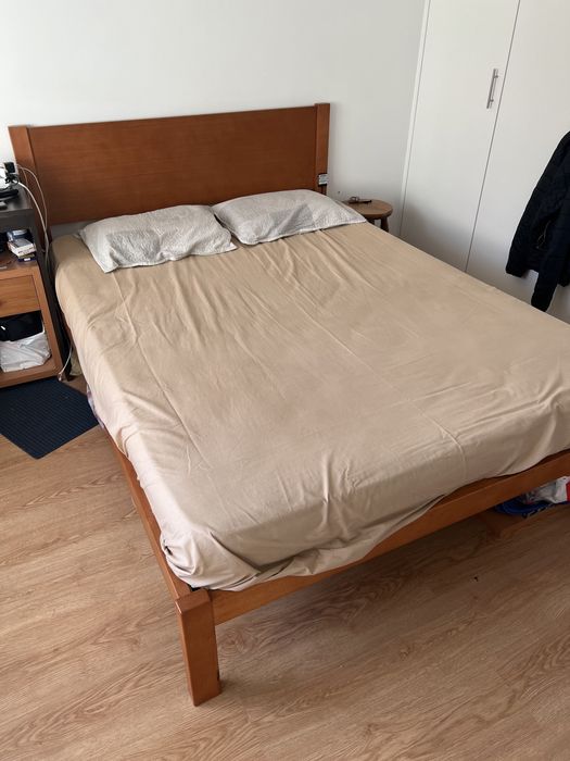Vende-se conjuntos de camas com colchão 1,6m x 1,9m