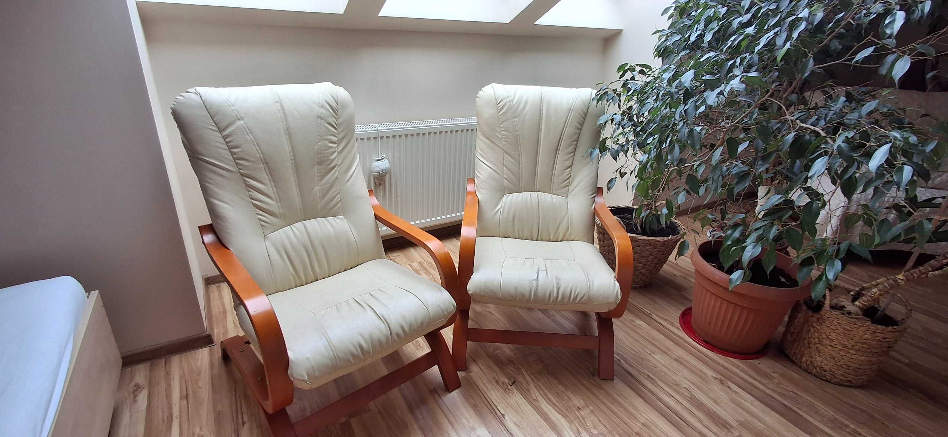 2 fotele w kolorze waniliowym, elementy drewniane- kolor akacja