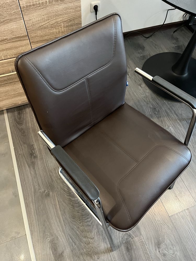 Офісне конференц крісло кресло кожзам шкірзамінник
