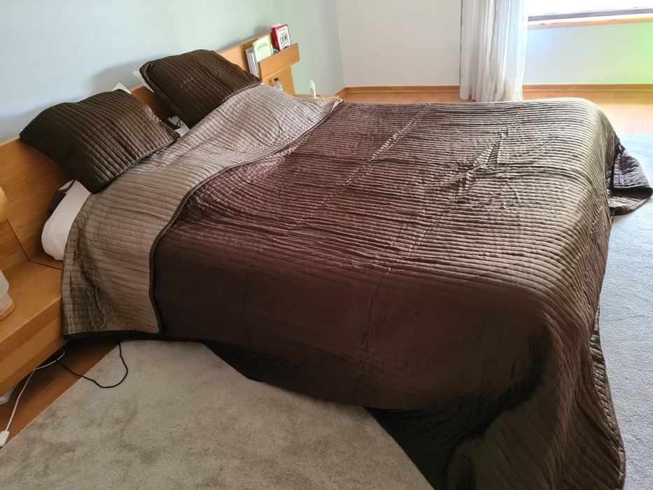 Vendo colcha de cama castanha e 2 forinhas
