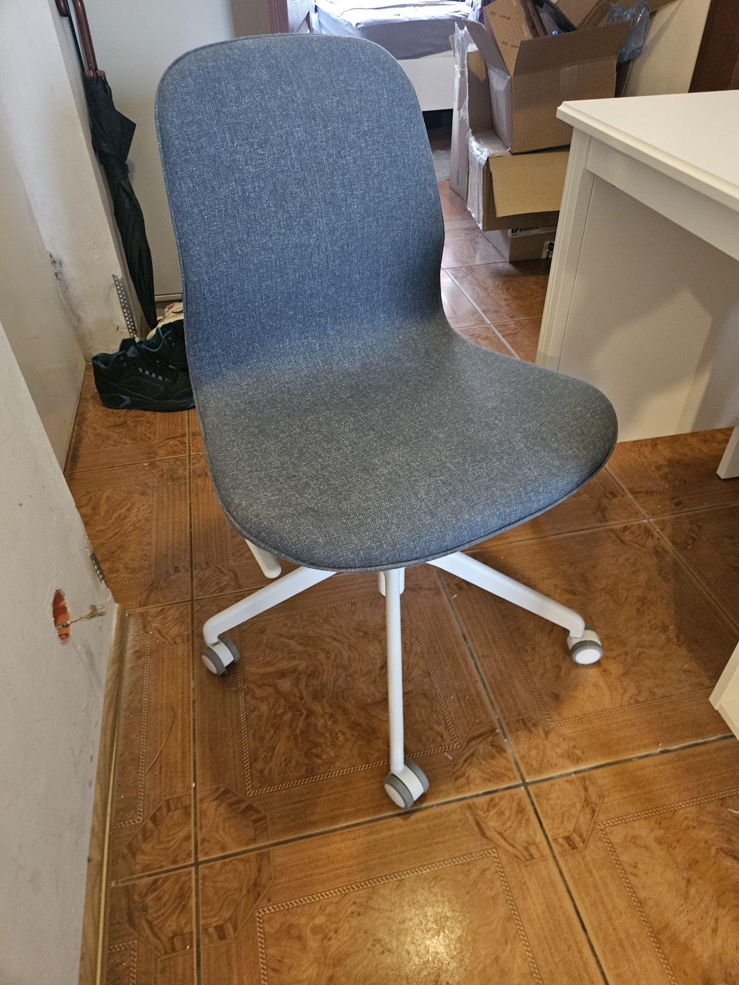Biurko i krzesło obrotowe ikea