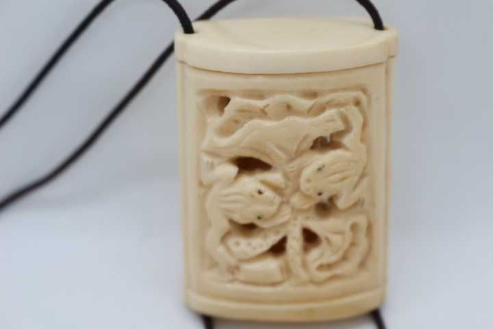 Netsuke Inro Esculpido à Mão Caixa com Rã ou Sapo