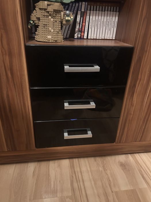 Meble do salonu ciemne drewno