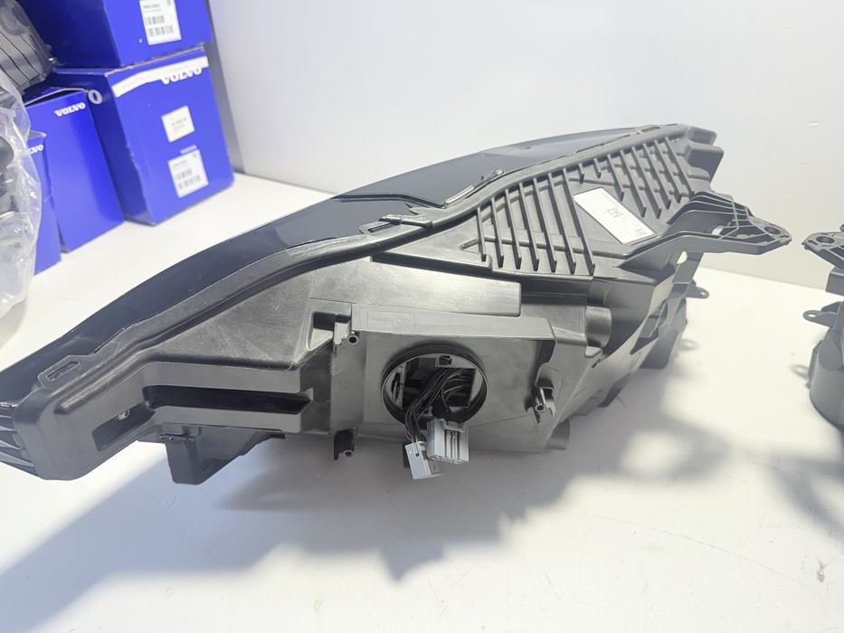 Volvo XC60 2 II lampa lampy przednie Mid led lift komplet