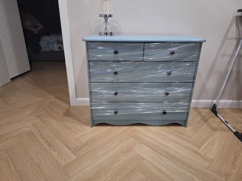 Gustowna szałwiowa komoda z litego drewna