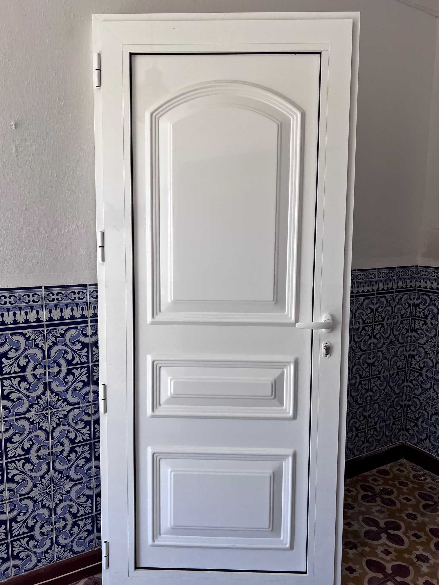 porta de entrada aluminio branco
