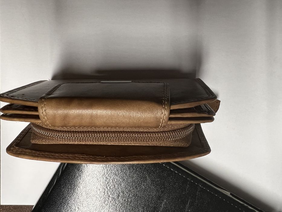 Portfel skorzany . Nowy. 13.5 cm / 8 cm