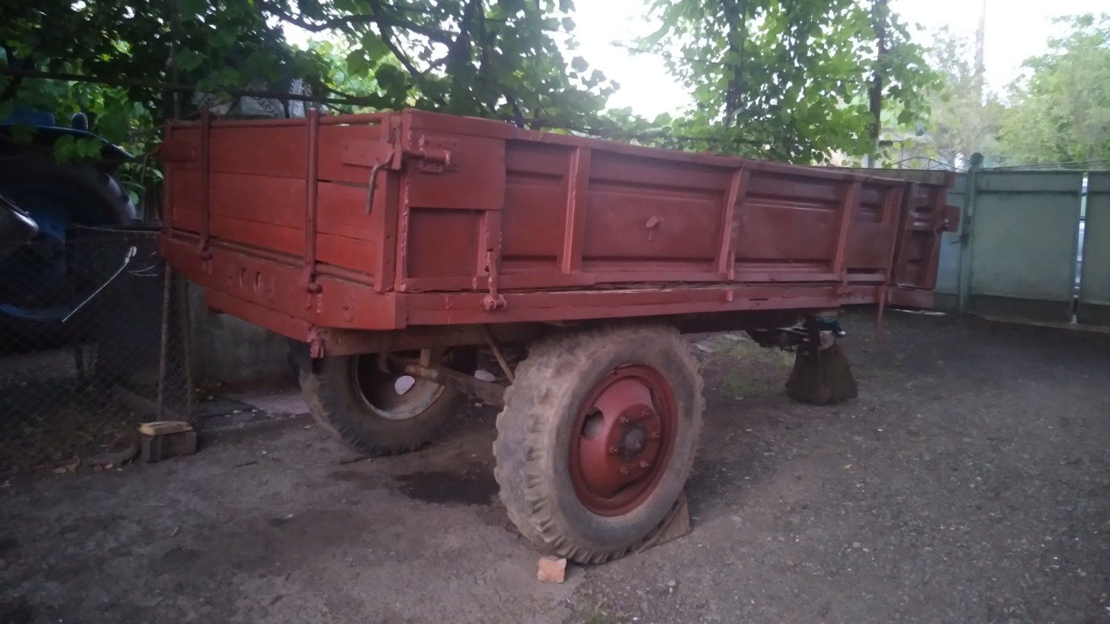 Продам трактор те 80 в робочому стані на документах також навісне .