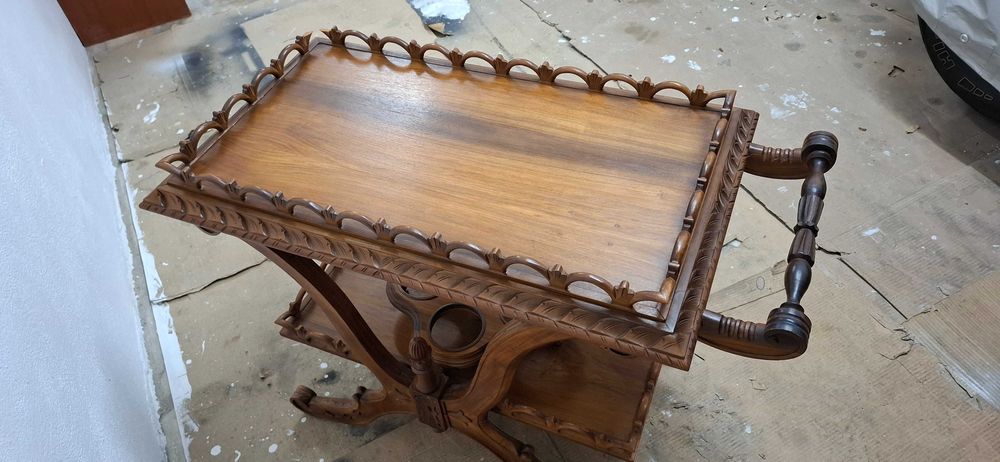 Móvel antigo para bar com suporte de garrafas