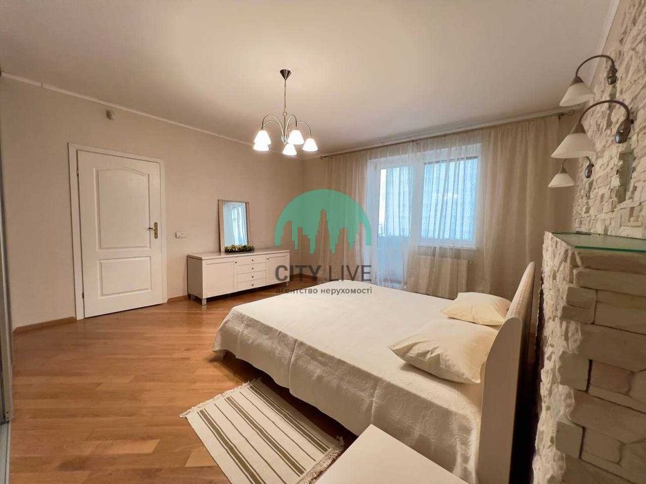 Продаж 3-кім квартири великої площі в Центрі міста (К)