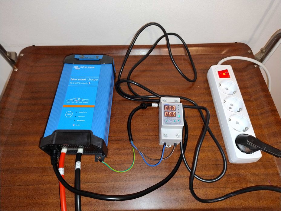 Victron Blue Smart Charger IP22 12V 15A Зарядное аккумулятора 3 выхода