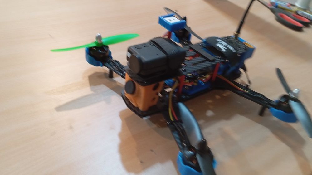 Dron na ramie ZMR 250 + Speedybee F405 40A aio zestaw z GPS +FPV