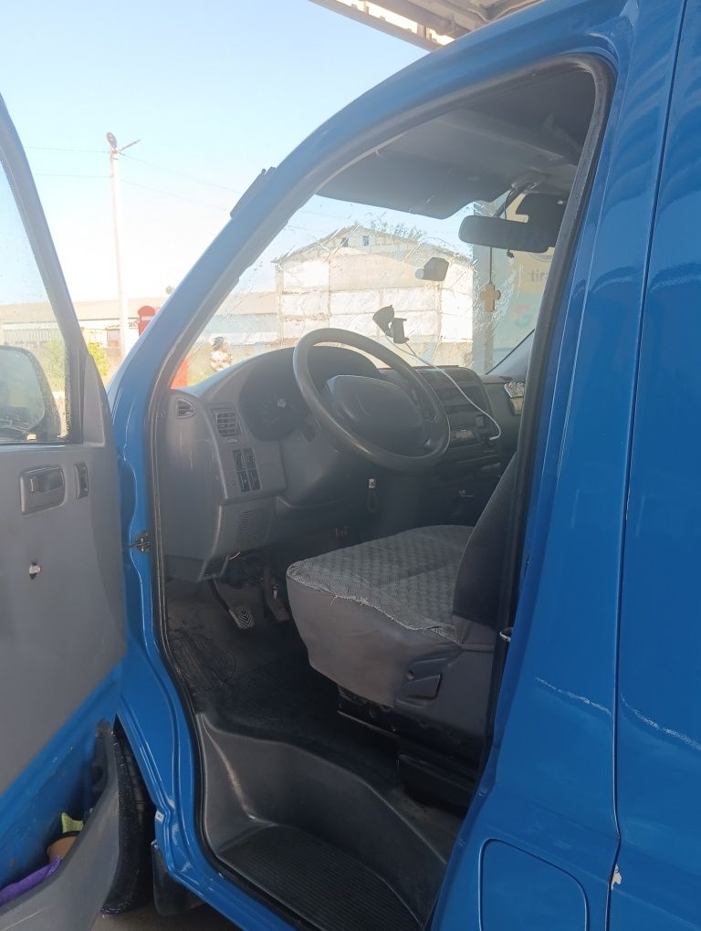 Автомобиль на уверенном ходу в достойном состоянии для своих лет