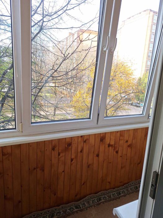 2кімнатна  квартира, середній поверх. a