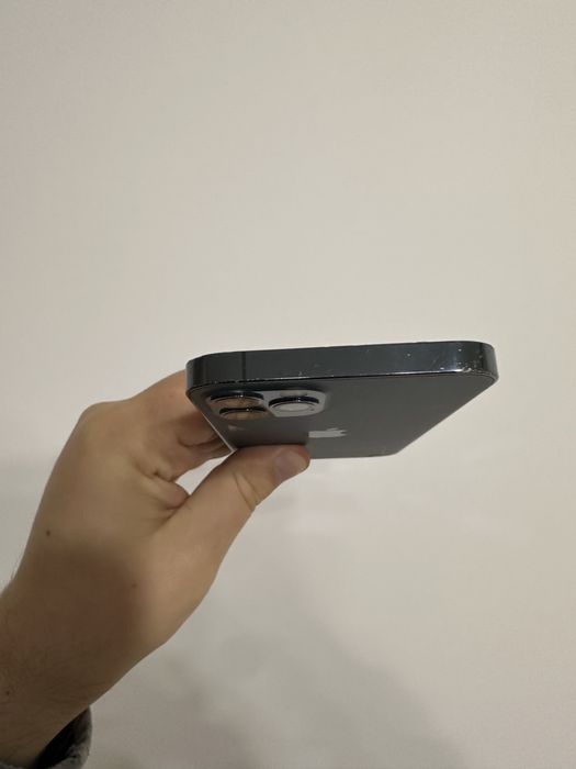 iPhone 12 Pro не вмикається