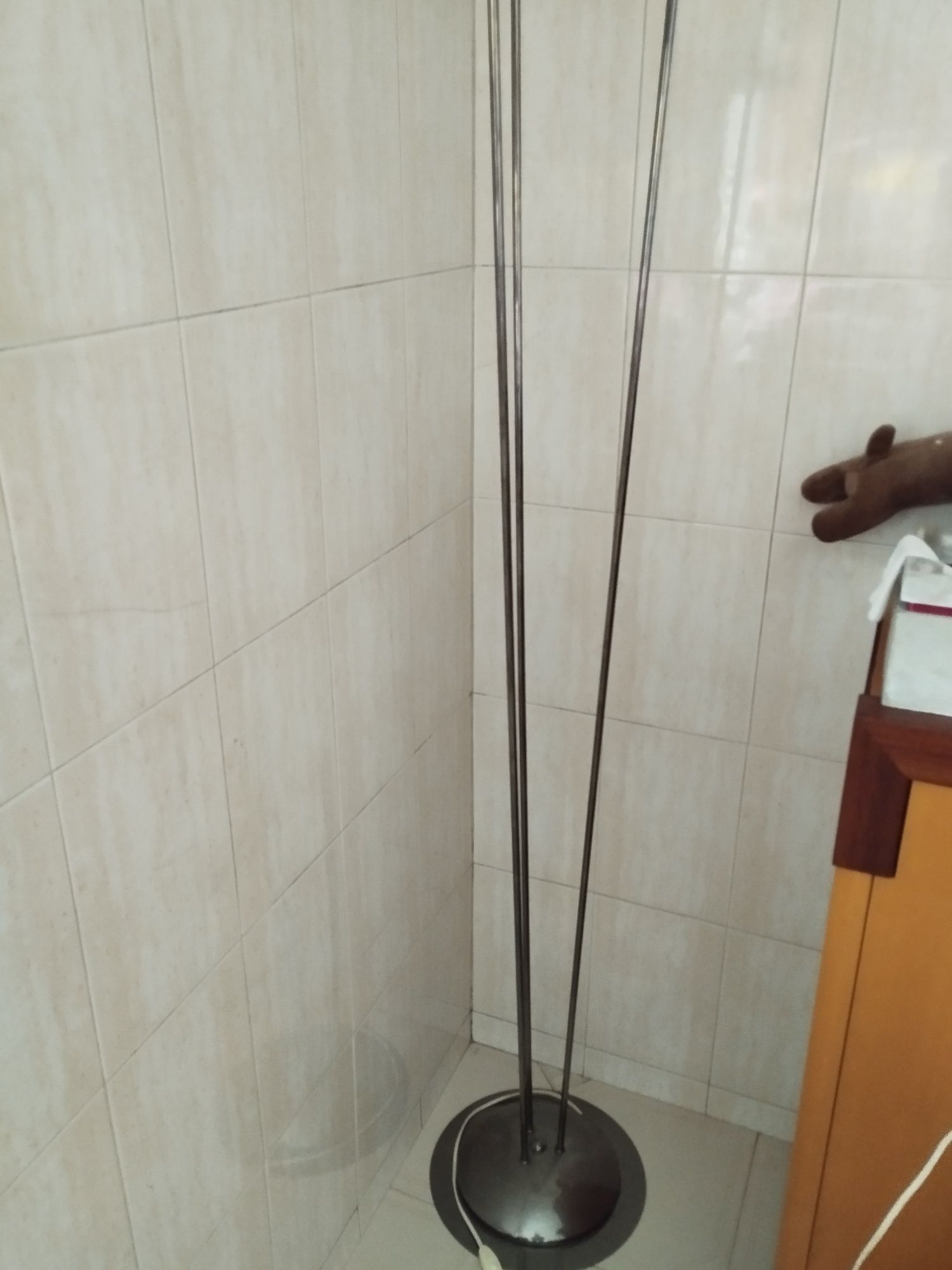 Candeeiro de pé alto em alumínio cromado
