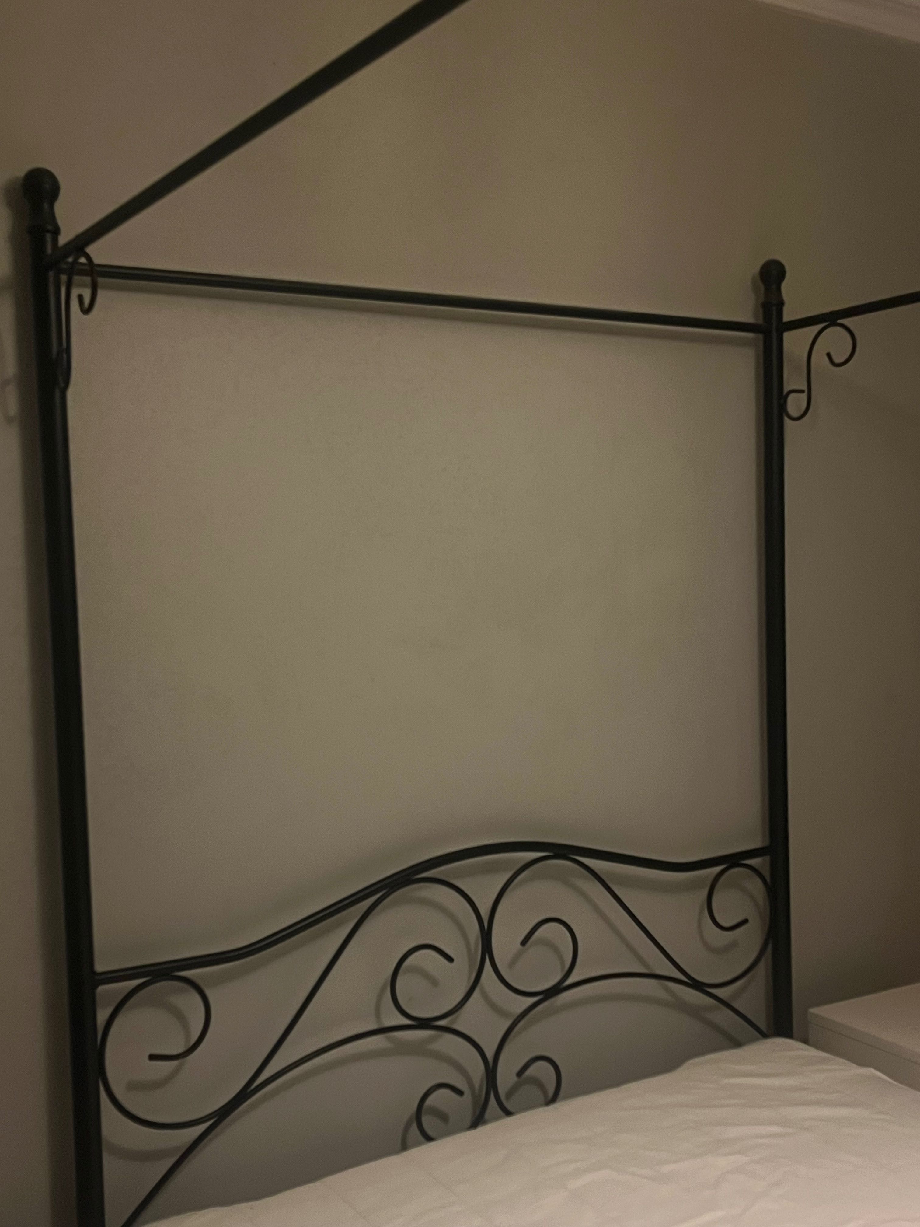 Cama com docel em perfeito estado