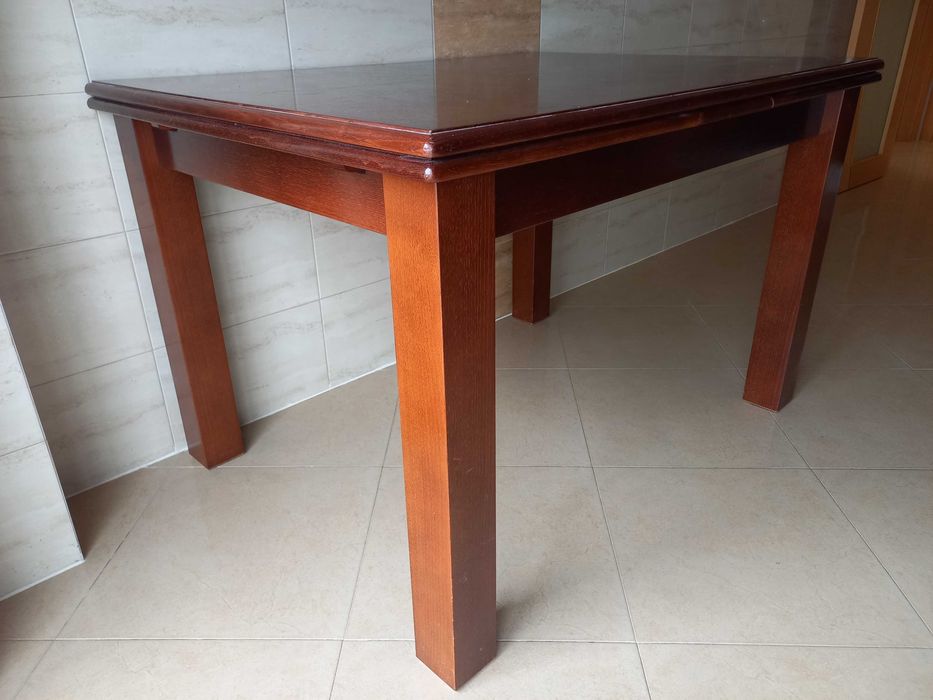 Mesa madeira extensível e 4 cadeiras