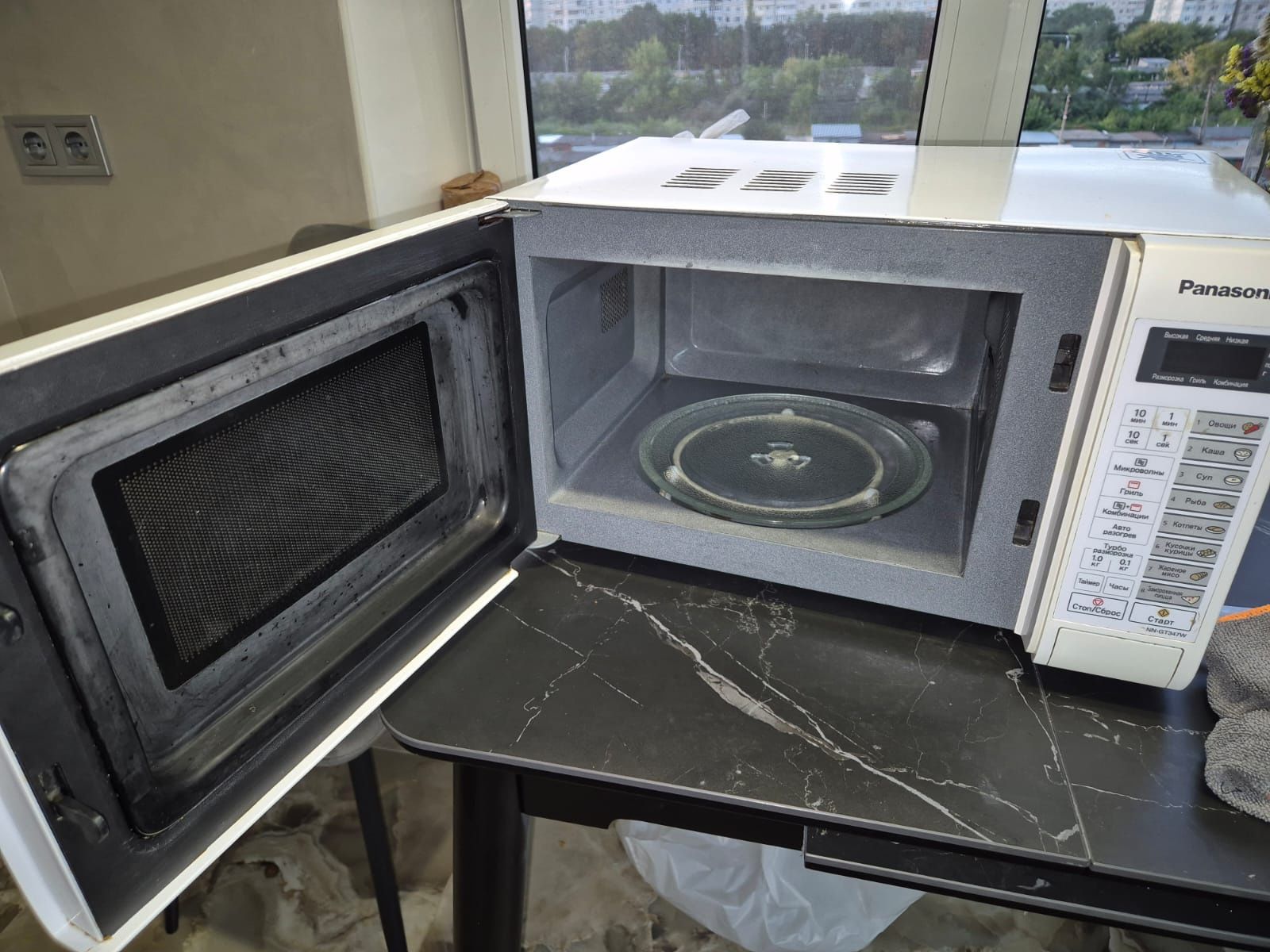 Продам инверторную микроволновку Panasonic