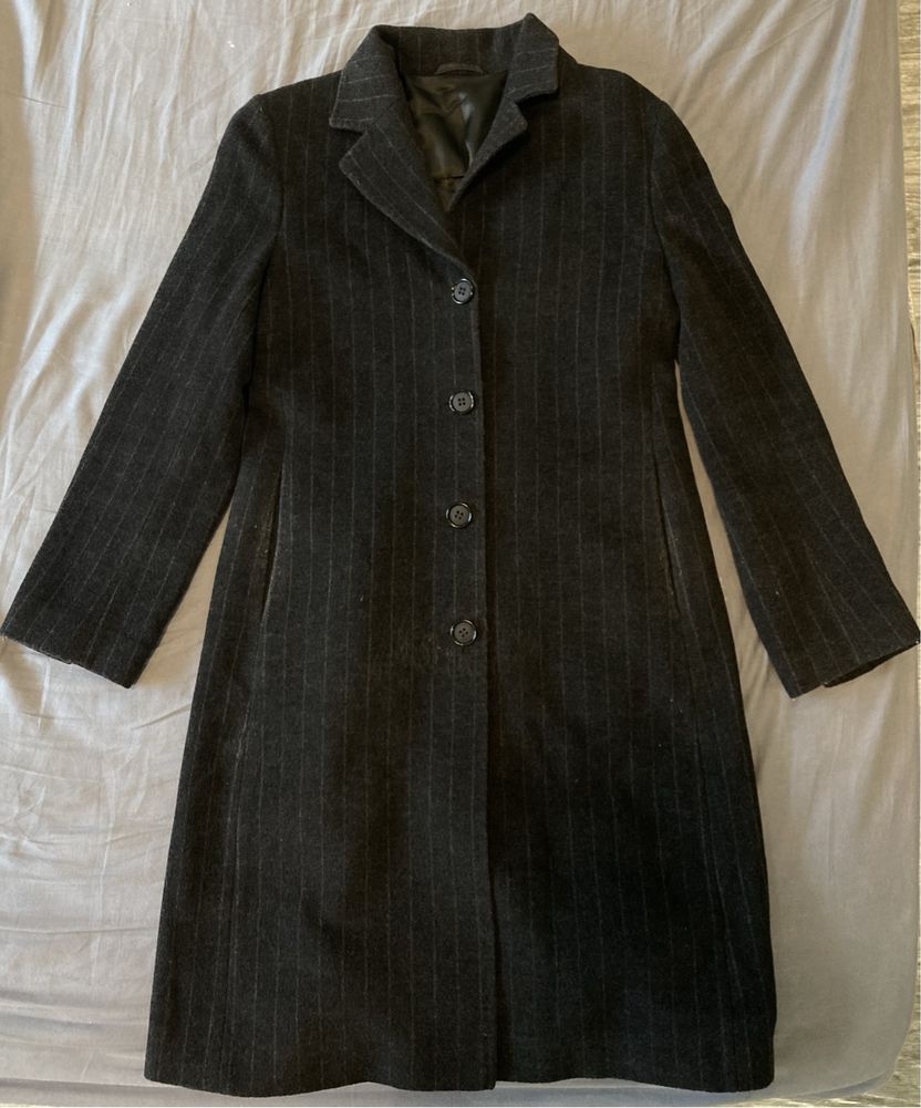 Продам класичне темно-сіре жіноче пальто в полоску