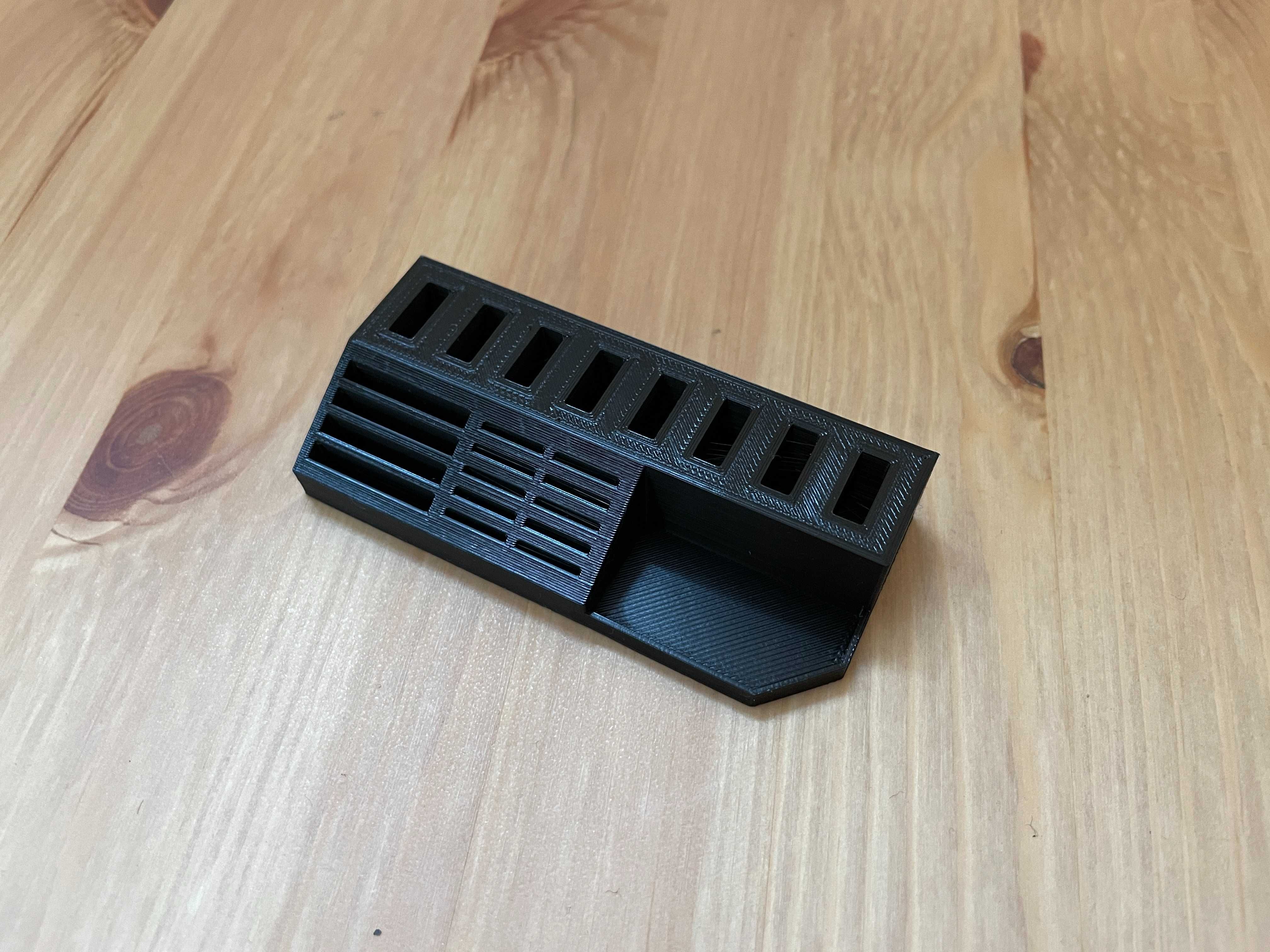 Stojak na karty pamięci (4), MicroSD (8) oraz pendrive (8)