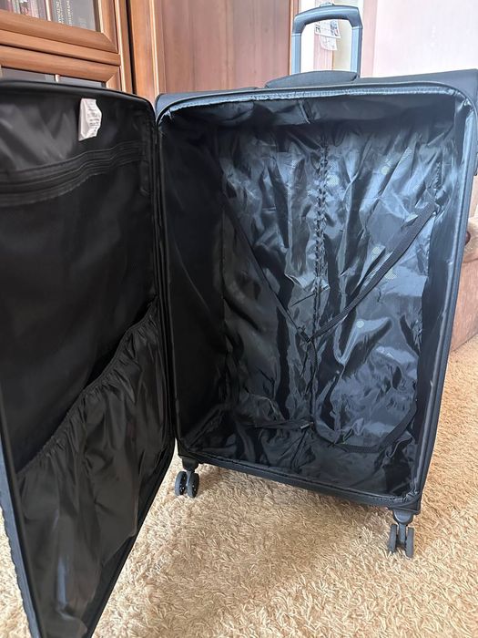 Продається велика валіза чорного кольору