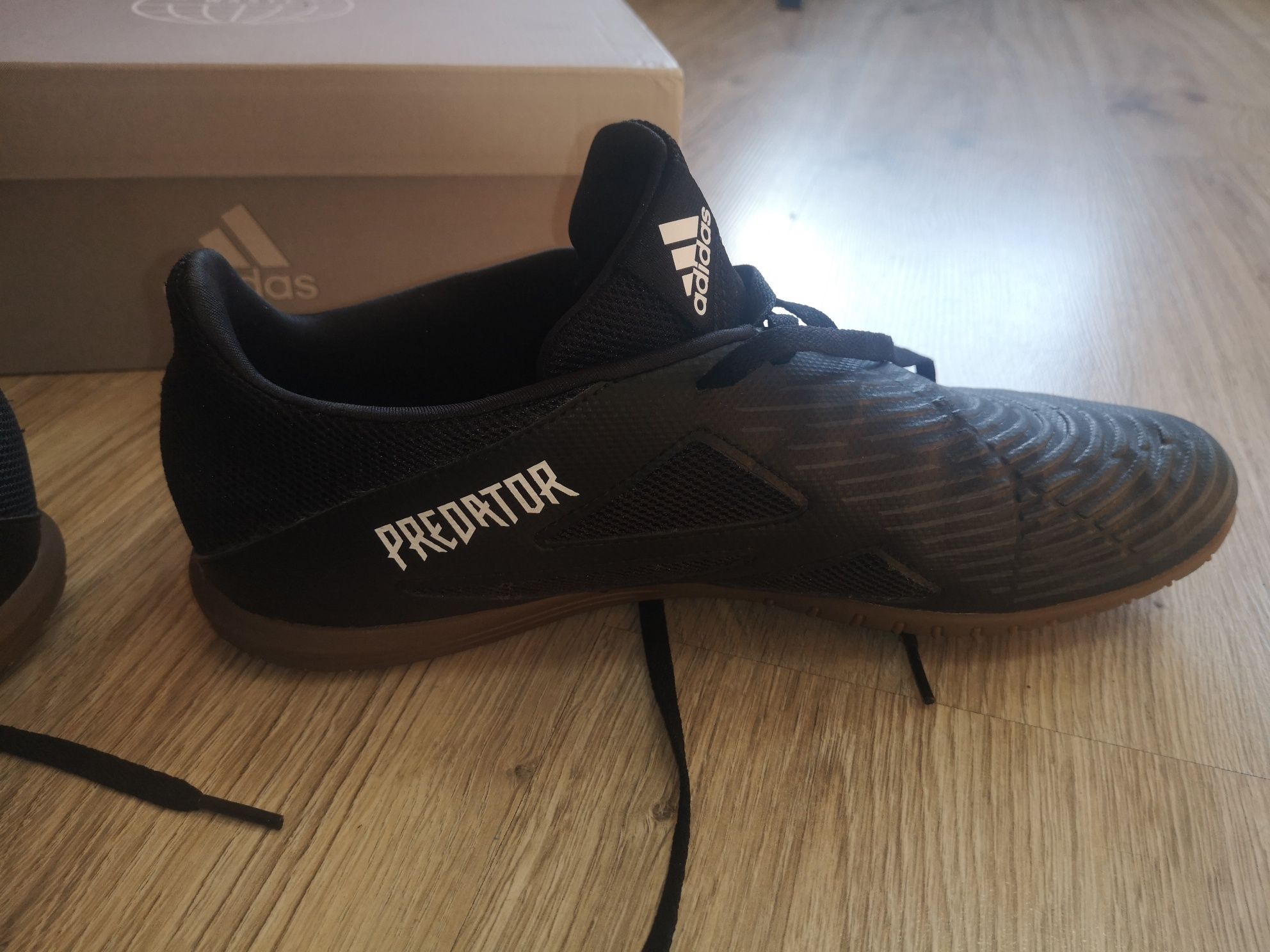 Buty Adidas Predator EDGE, na hale