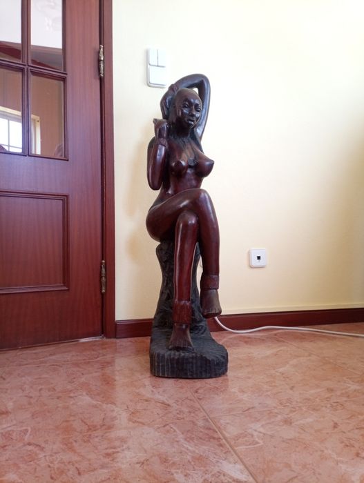 Boneca africana de madeira
